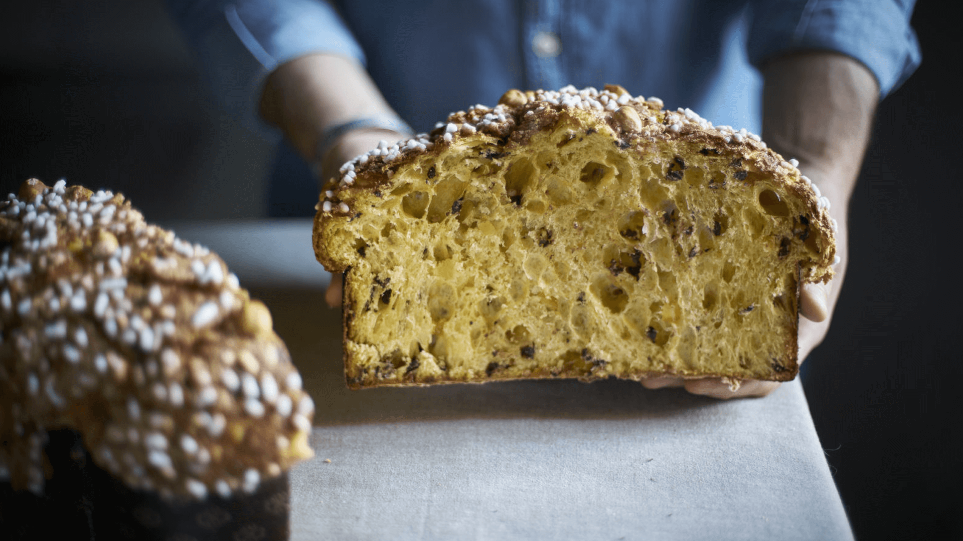Pan con leche y cereales para el desayuno