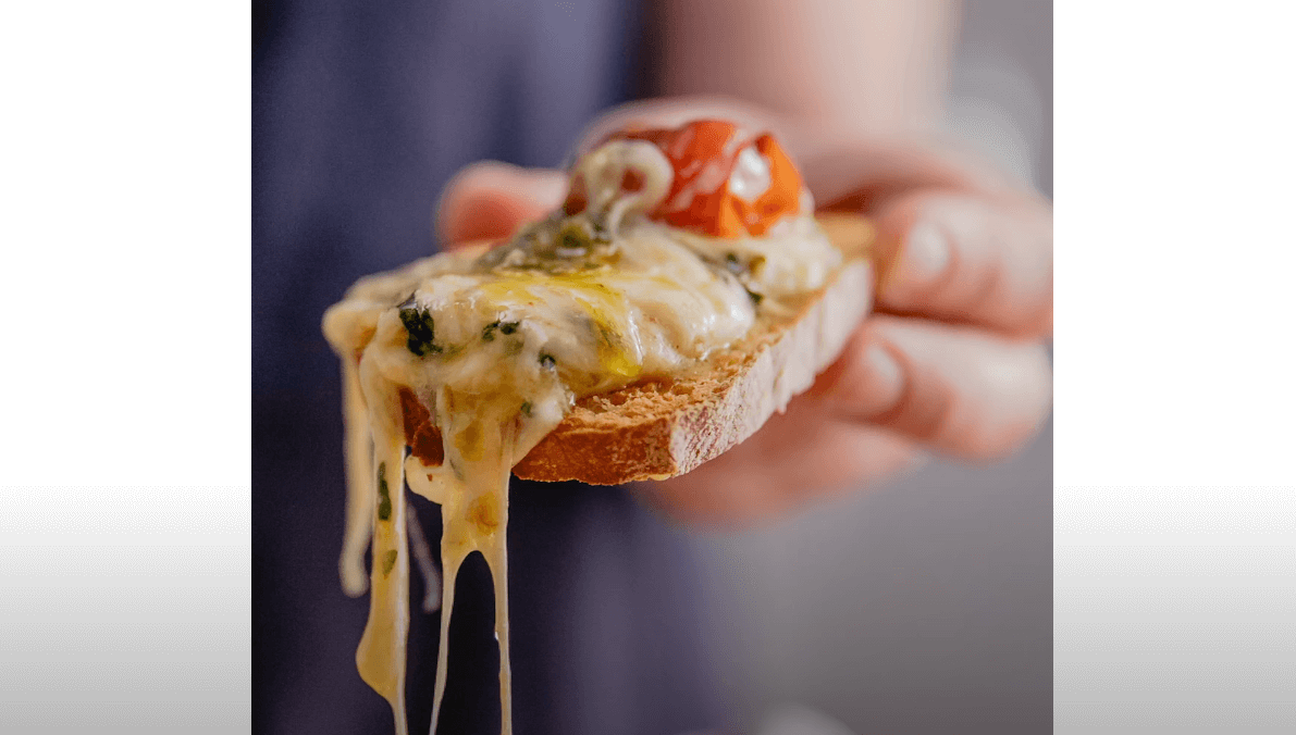 Queso parrillero con tomates cherry