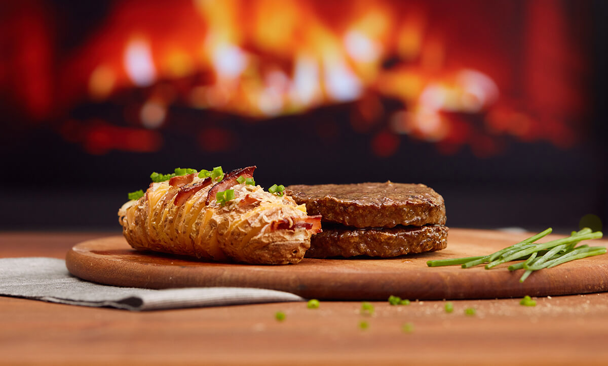 Hamburguesas Angus y papas Hasselback